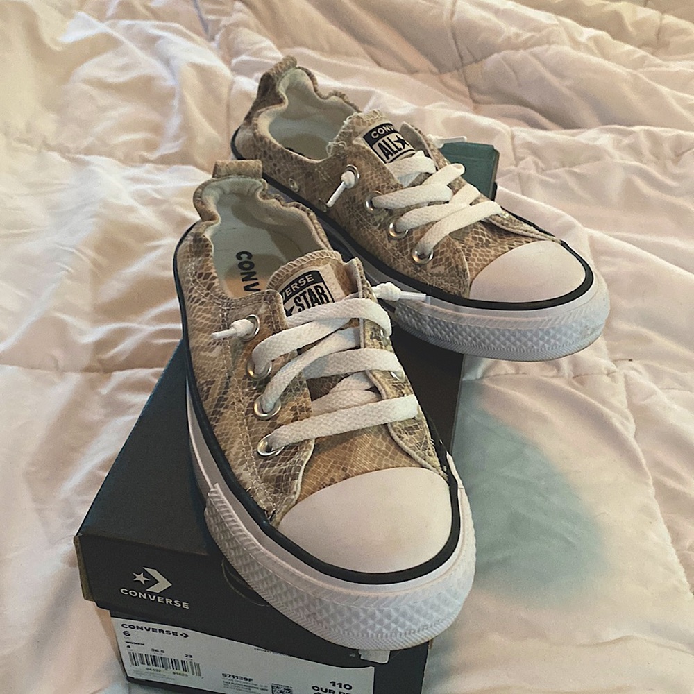 Women’s Converse Snake Skin Print Pull On Sneakers Size 6